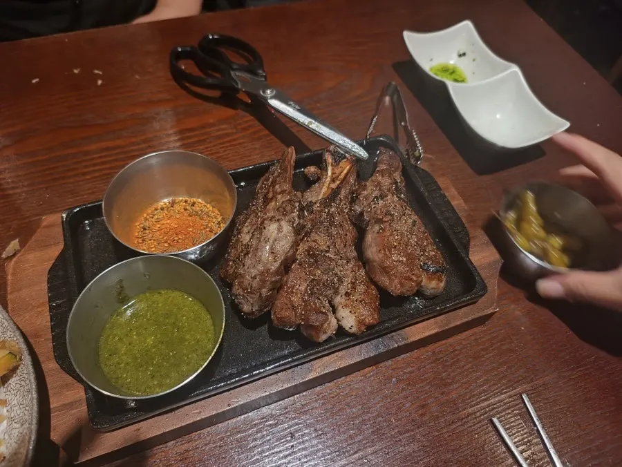 ナニ汝矣島店でのラム肩ラック食事風景