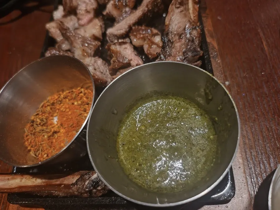 友人たちと一緒に食べたナニのラム肩料理