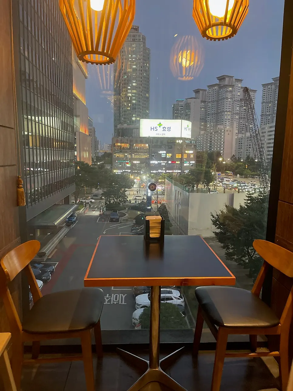 벽면에 진열된 사케병들
