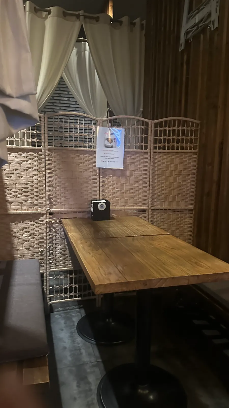 Interior of Nani Yeouido Branch with a Japanese-style feel