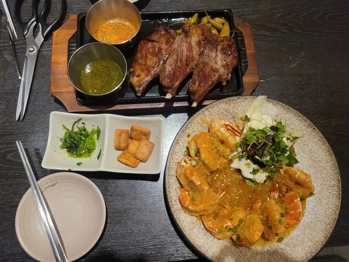 양갈비숄더랙과 왕새우 버터갈릭이 차려진 테이블