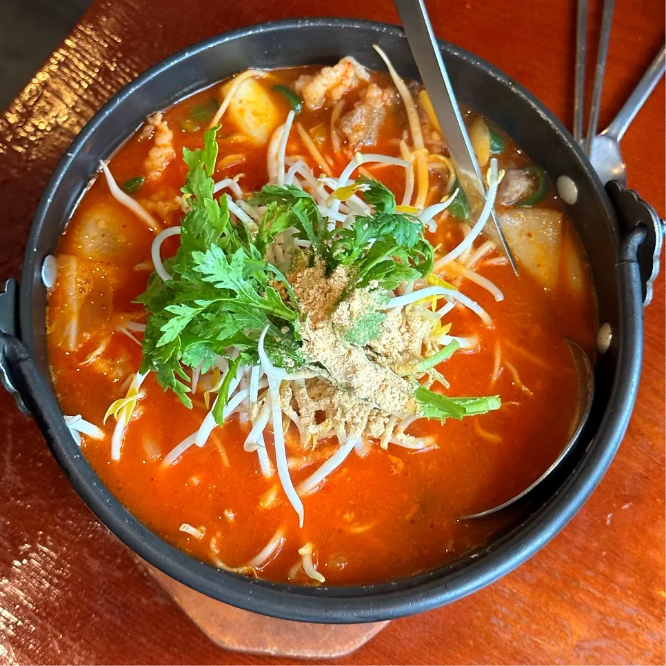 야끼소바 한 접시와 소주잔