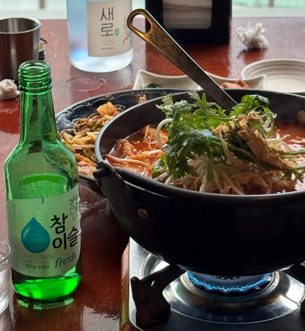 나니 여의도점 창가석 안주와 소주 상차림