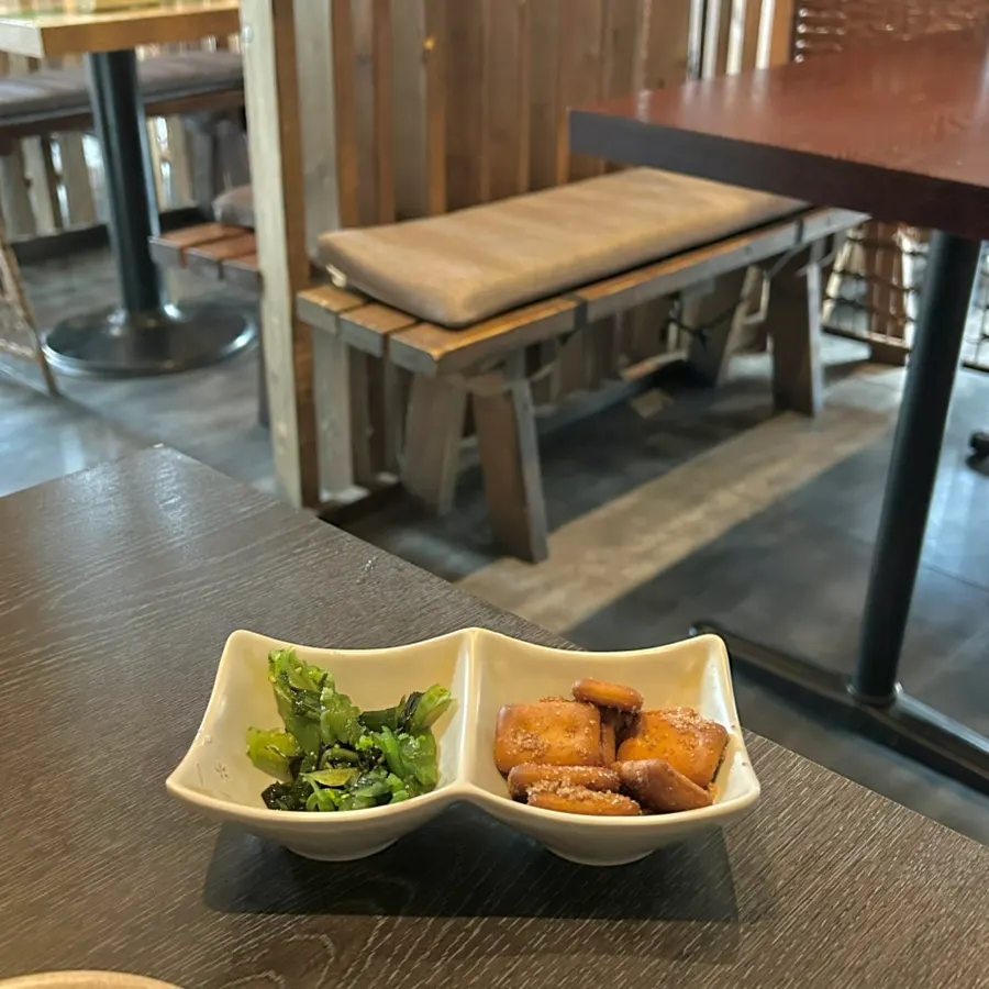 자리에 앉자마자 나온 기본 안주 건빵