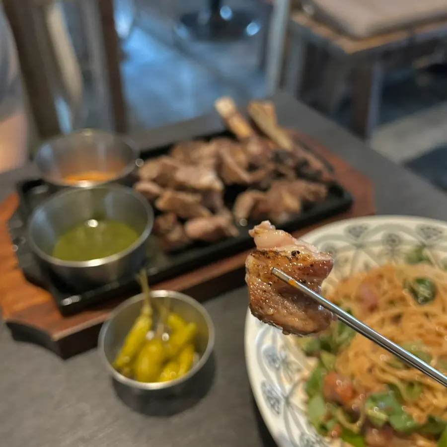 양갈비를 컷팅하는 모습