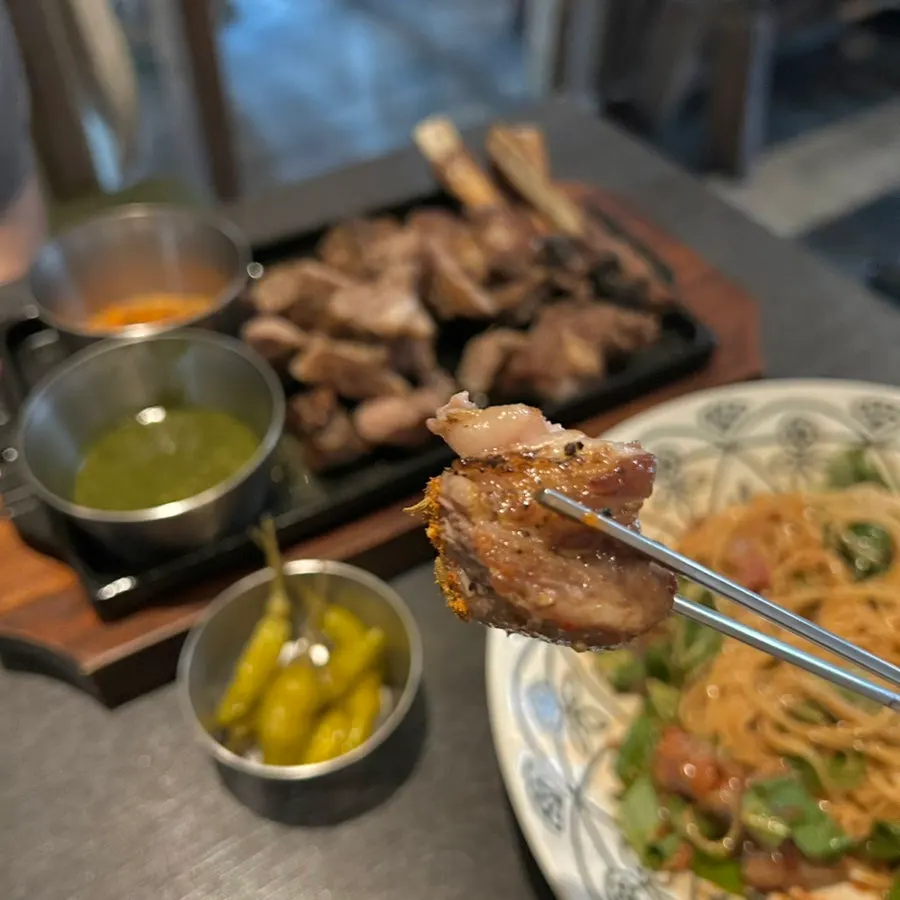 먹기 좋게 잘린 양갈비 조각