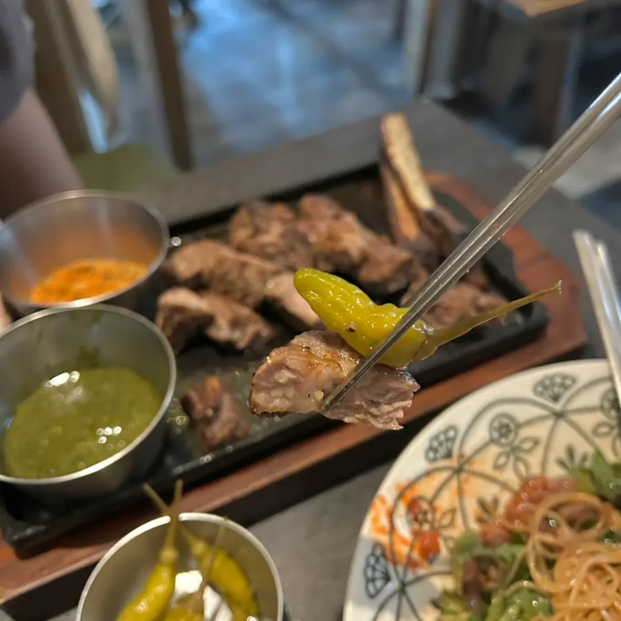 접시에 담긴 양갈비 숄더랙