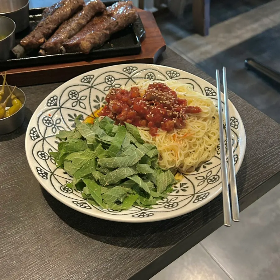 양갈비 한 점 들어 올린 모습