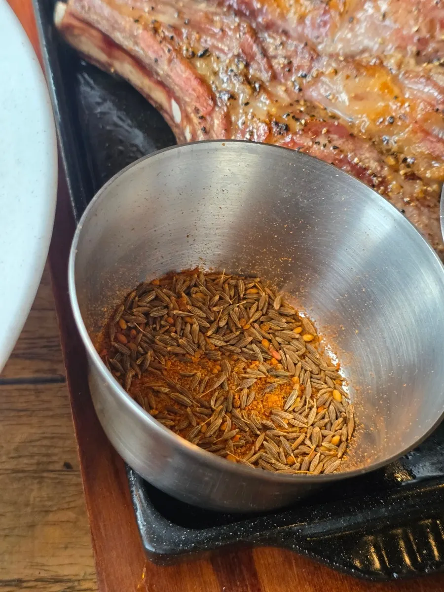 육즙이 보이는 양갈비 단면