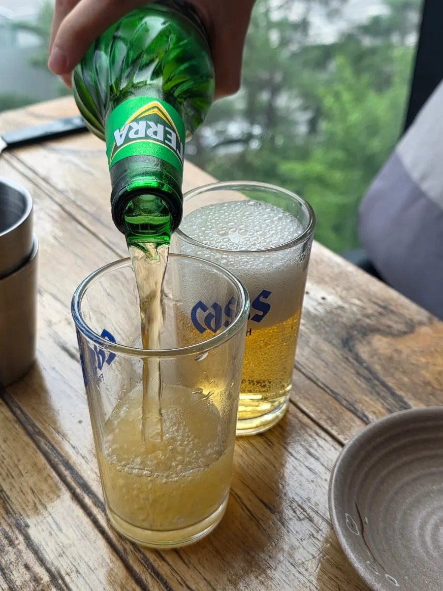 양갈비와 맥주를 함께 놓은 테이블