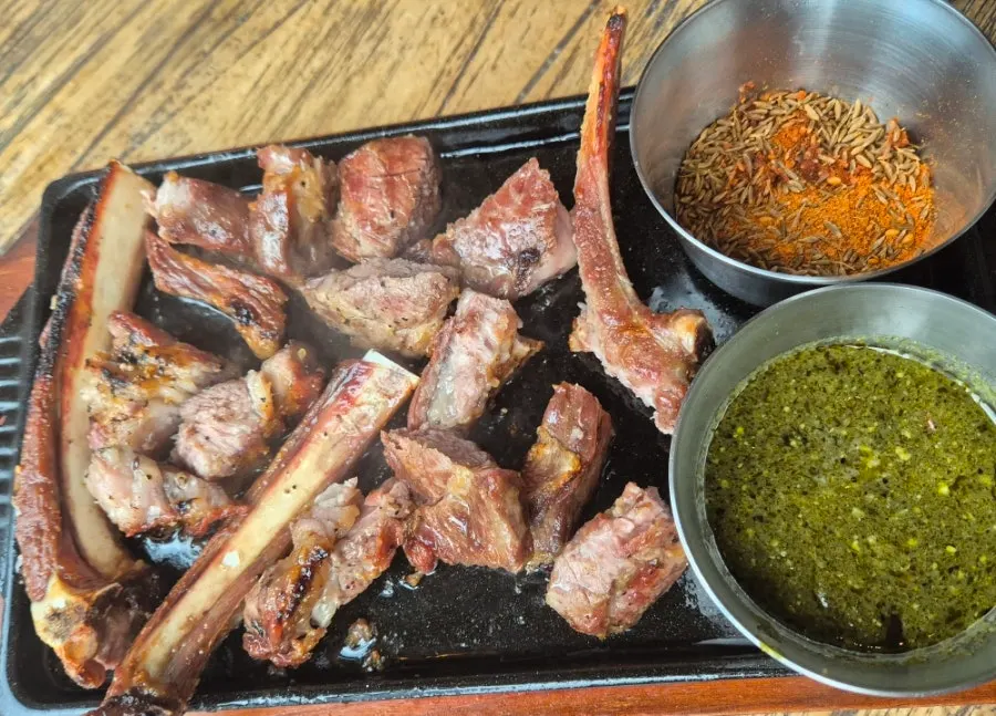 창가 테이블에 놓인 양 갈비