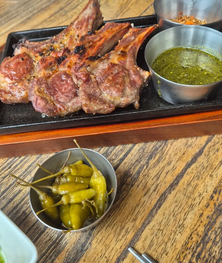 육즙이 보이는 양 갈비 단면