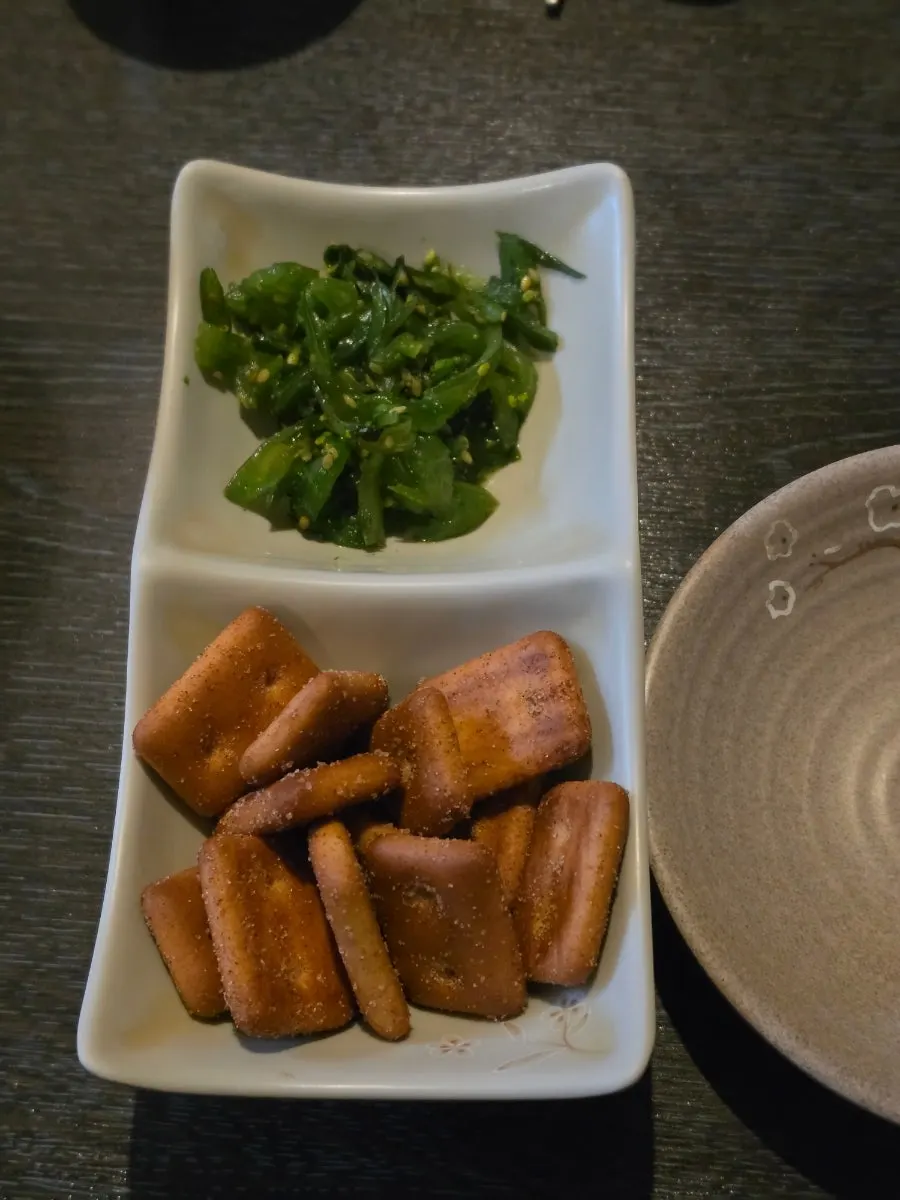설탕 묻은 건빵과 미역줄기 기본 안주