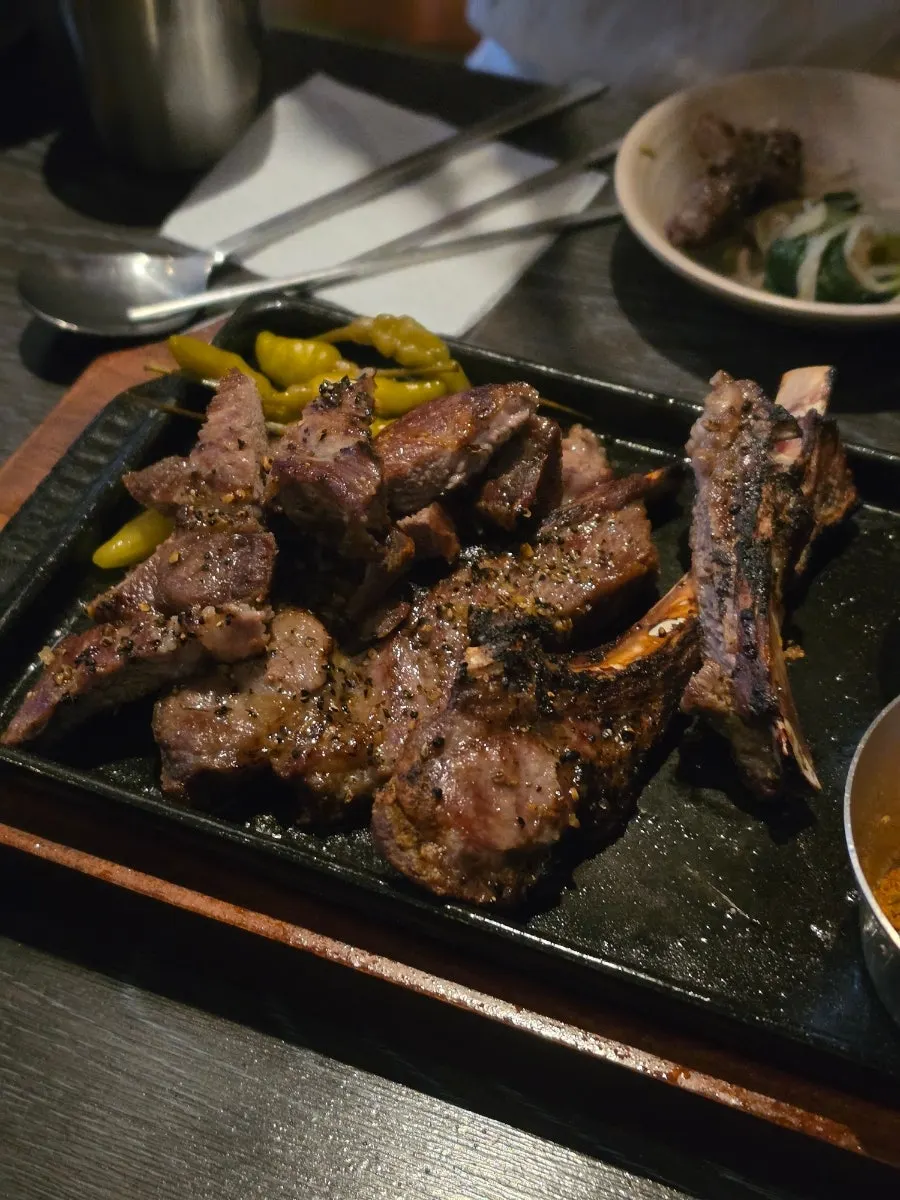 양갈비와 해물나베가 함께 놓인 테이블