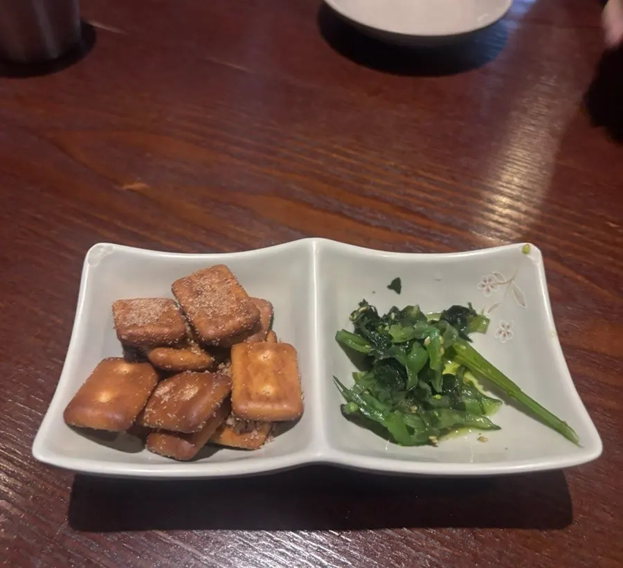 설탕 입힌 건빵과 미역줄기 기본 안주