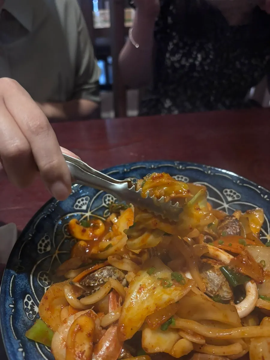 젓가락으로 들어올린 탱글한 우동면