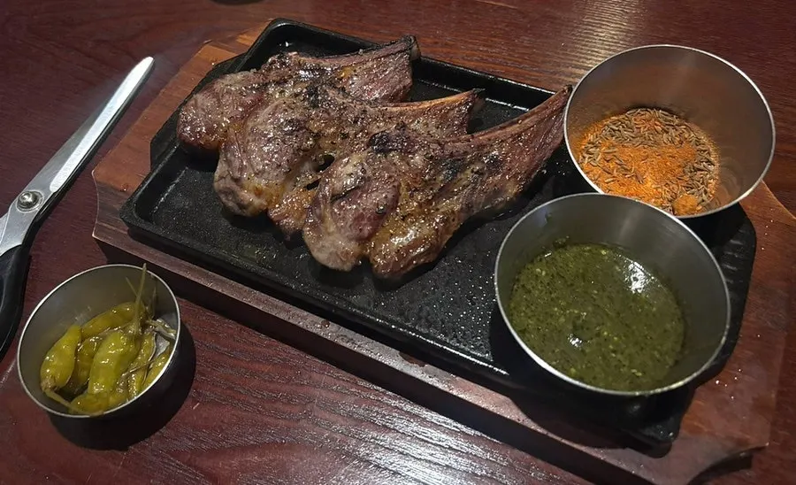 철판에 올려 나온 나니 시그니처 양갈비