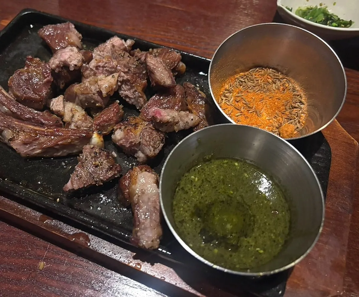 바질 소스에 찍은 나니 양갈비
