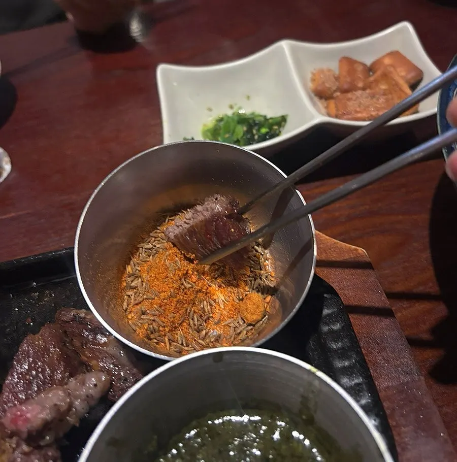 젓가락으로 집은 양갈비 단면