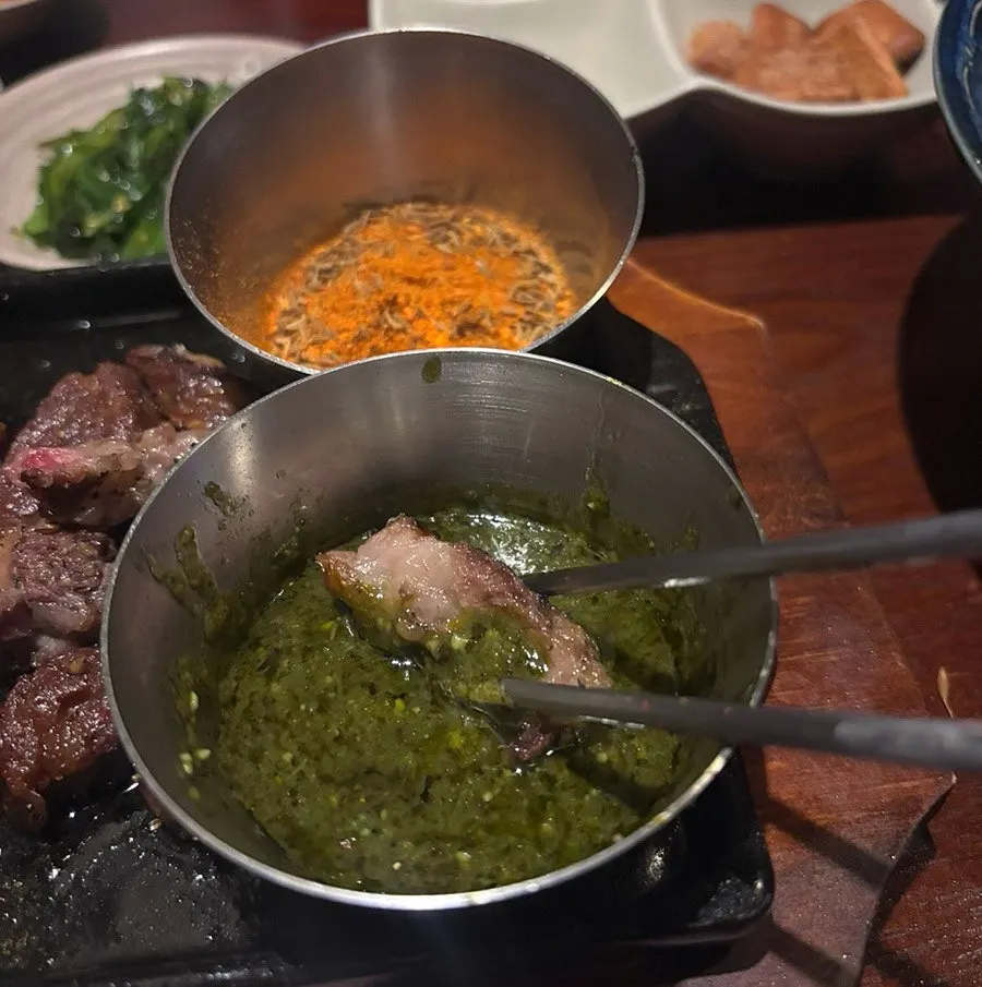 소스에 찍어 먹는 양갈비 클로즈업