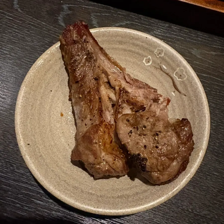 Cross-section of the lamb shoulder rack showing juices
