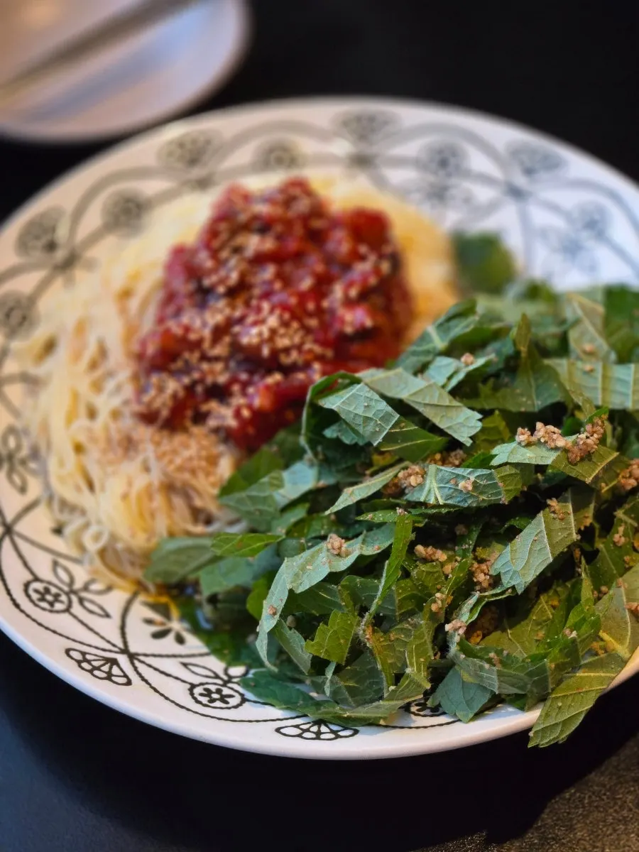 들기름 소스에 적셔진 소면과 깻잎