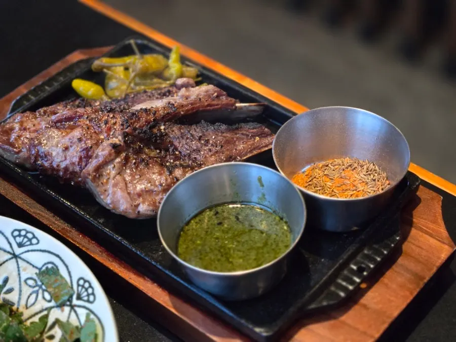 뜨거운 철판 위 양갈비 숄더랙