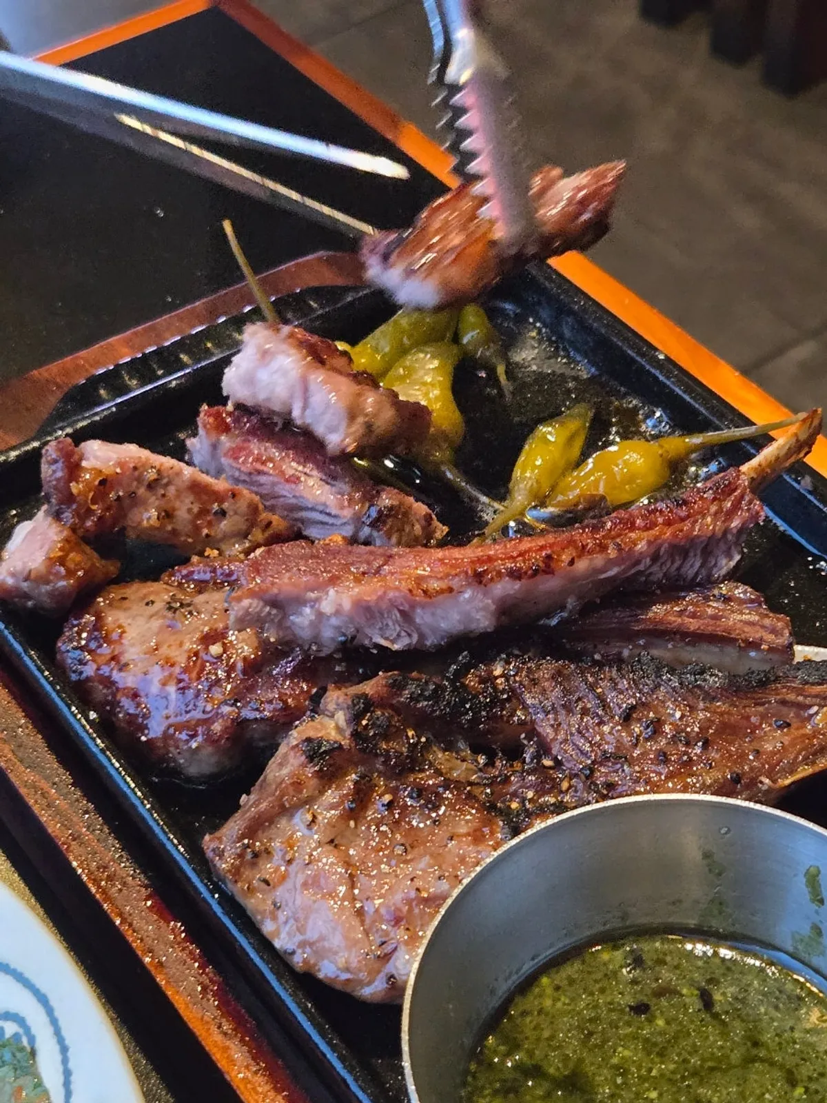 잘라낸 양갈비 숄더랙 한 조각
