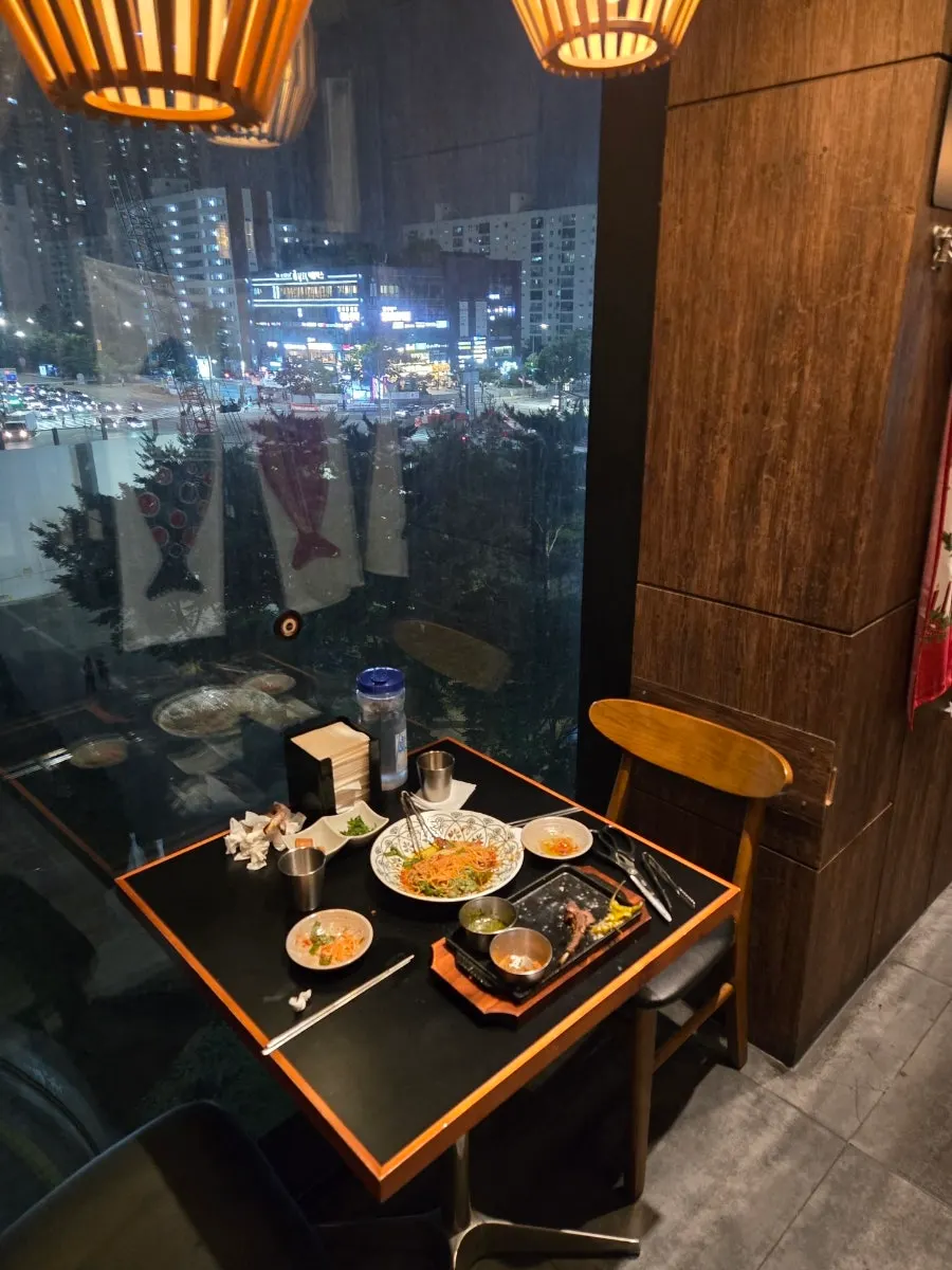 비운 접시와 창가에서 본 여의도역 풍경