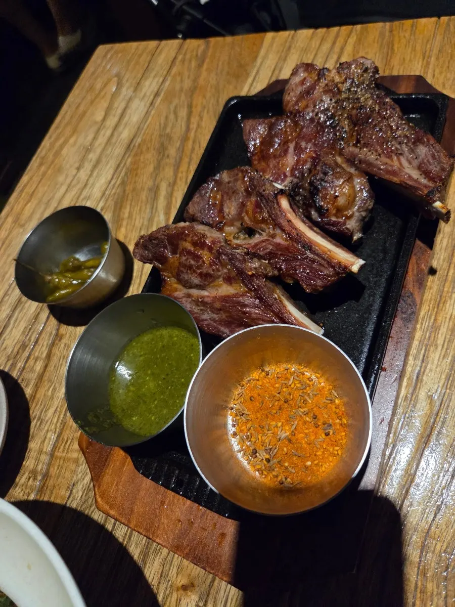 두 가지 소스와 함께 담긴 양갈비