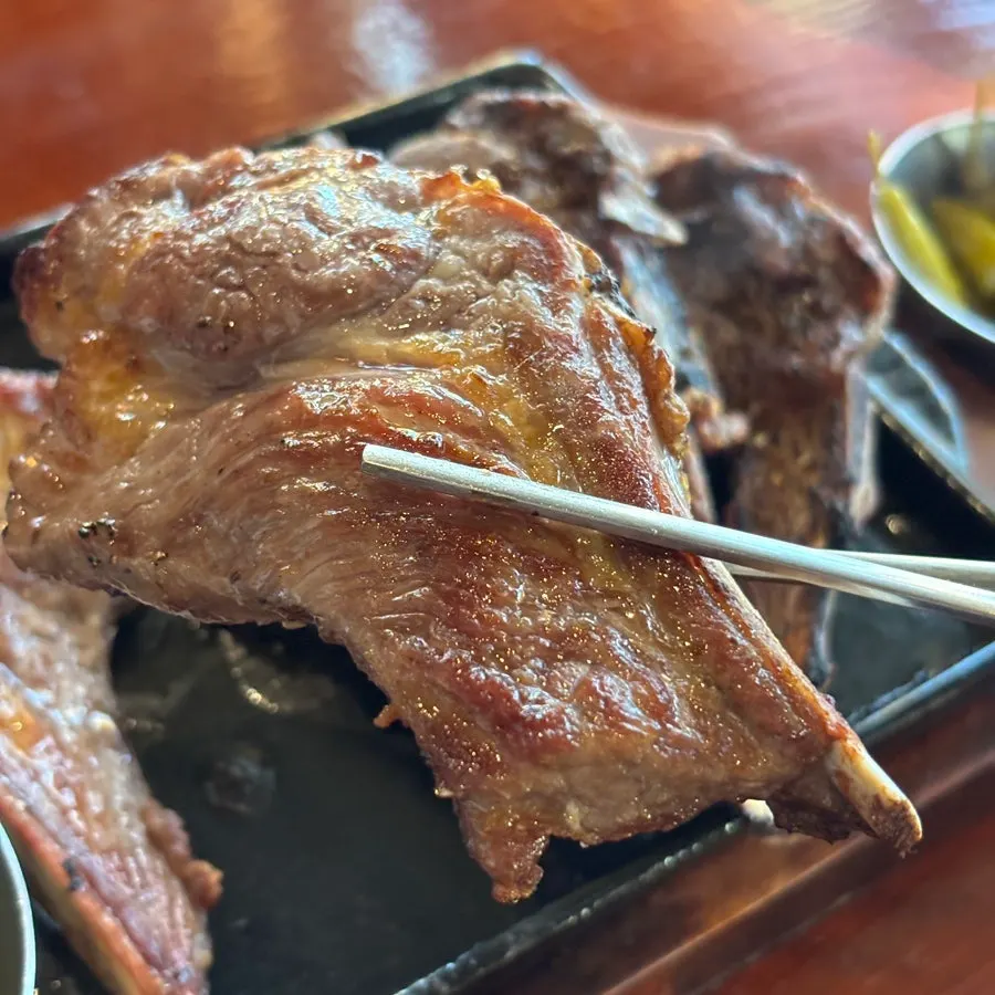 육즙이 보이는 양갈비 살코기