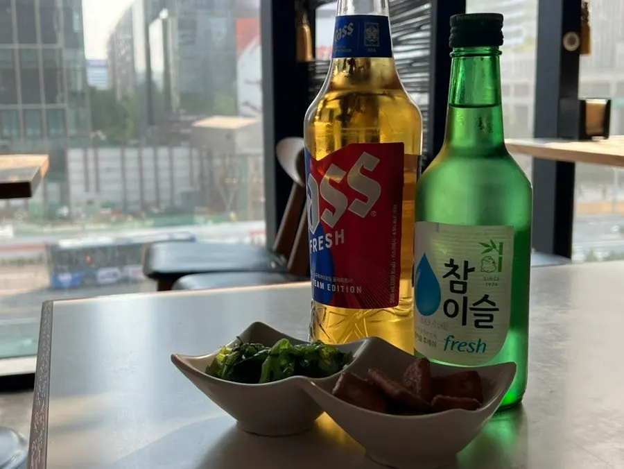 테이블에 놓인 기본 안주와 잔