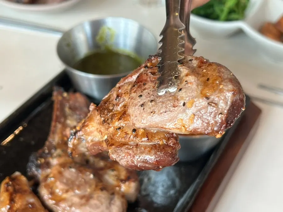 육즙이 보이는 양갈비 단면