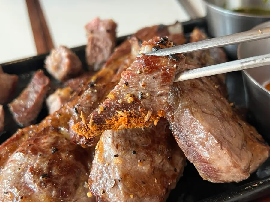쯔란과 바질페스토 소스 접시