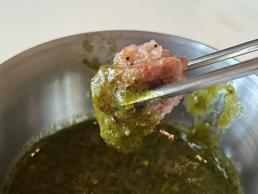 바질페스토를 얹은 양갈비 한 점