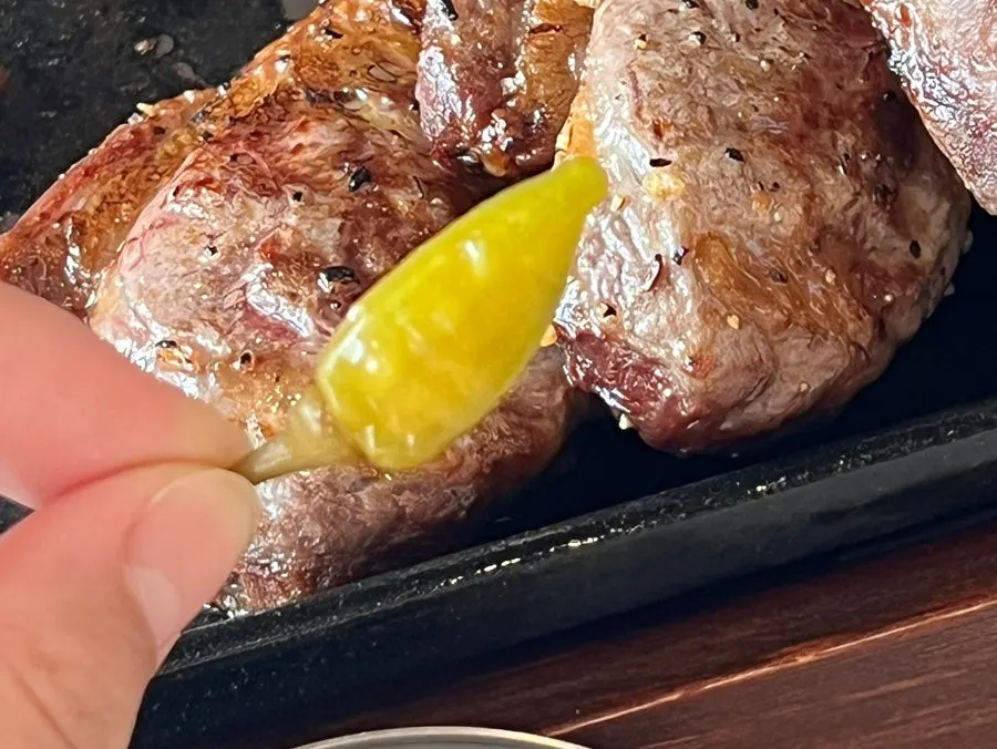 곁들임으로 나온 고추장아찌