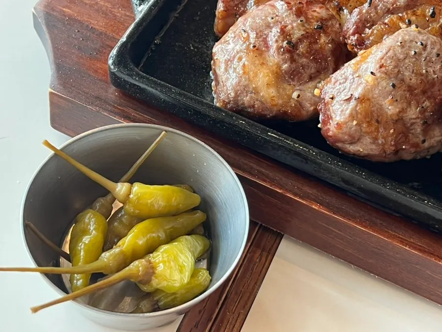 양갈비와 술잔이 놓인 테이블