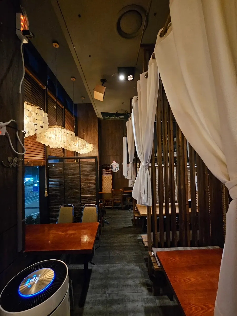 Window seats overlooking Yeouido's main road