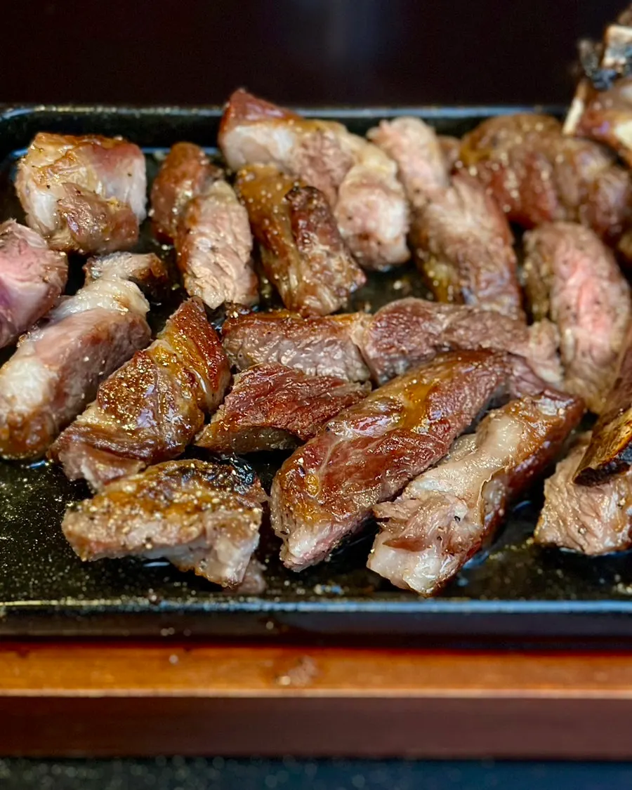가위로 손질한 양갈비 숄더랙