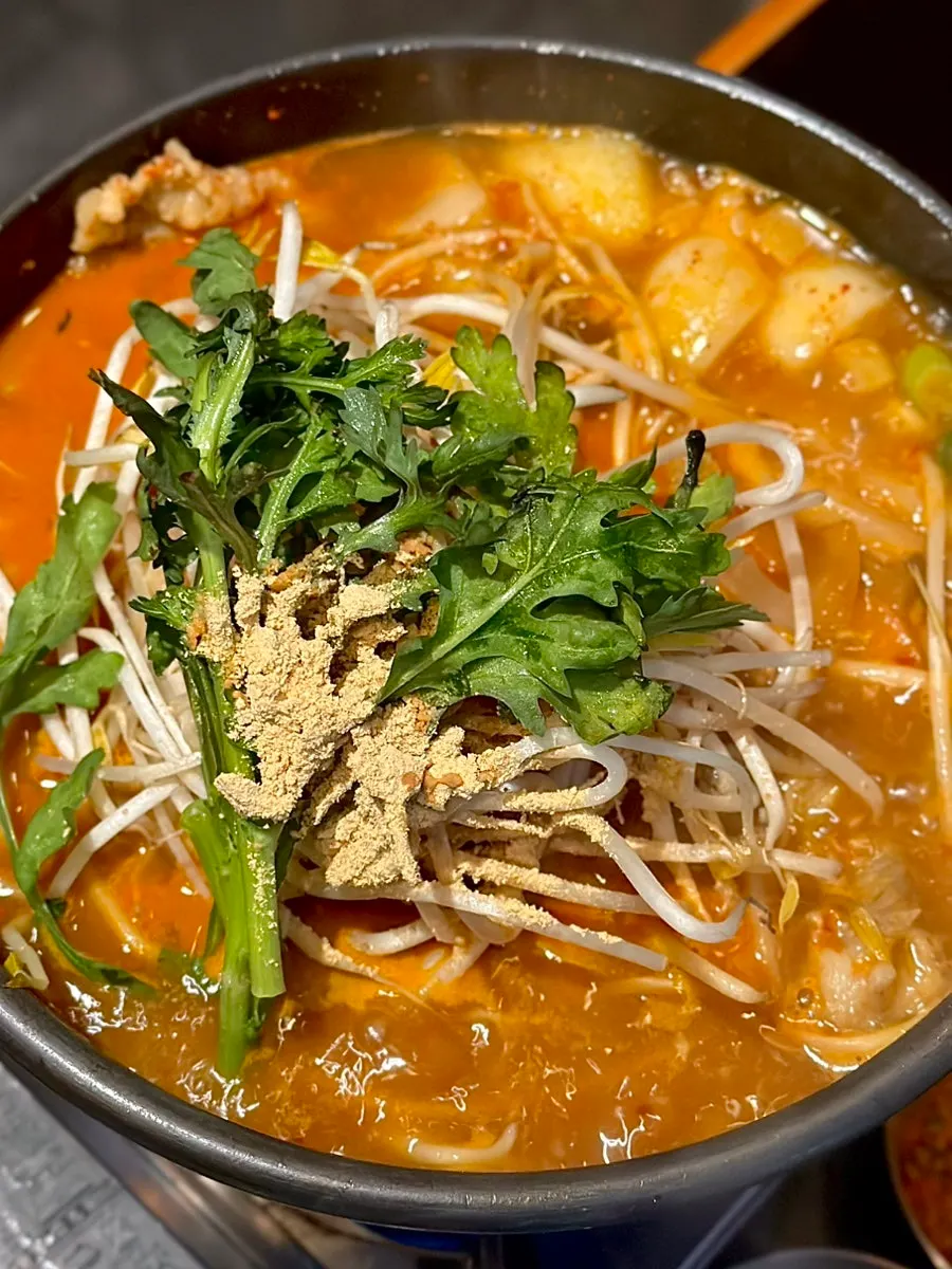 야채가 푸짐하게 담긴 차돌 탄탄 나베