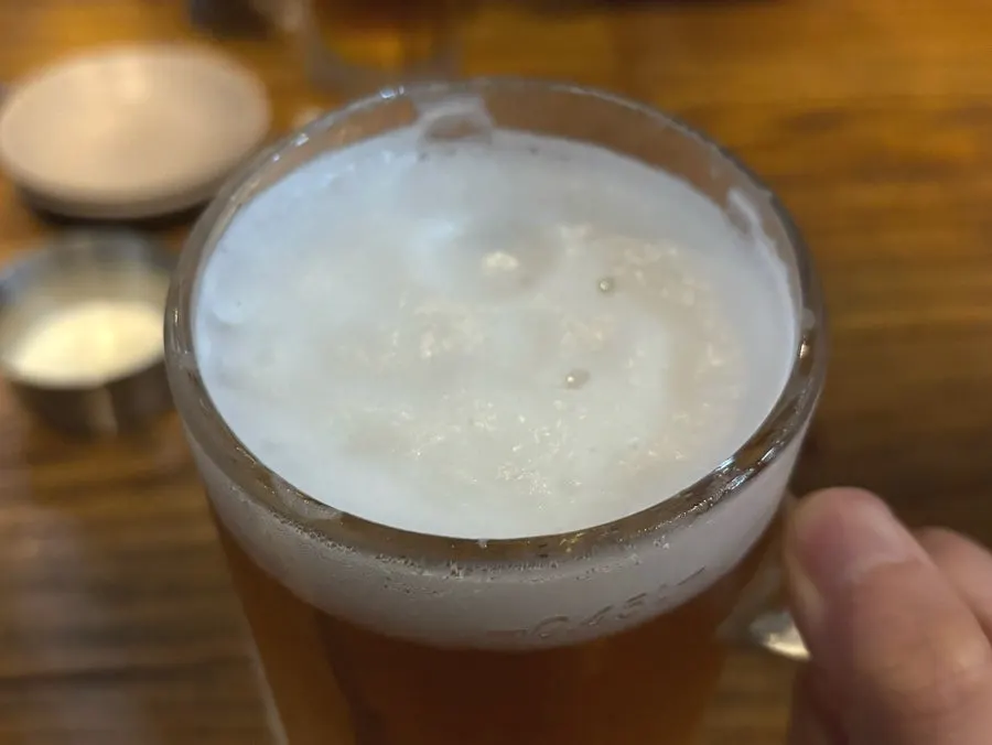 거품이 부드러운 카스 생맥주 잔