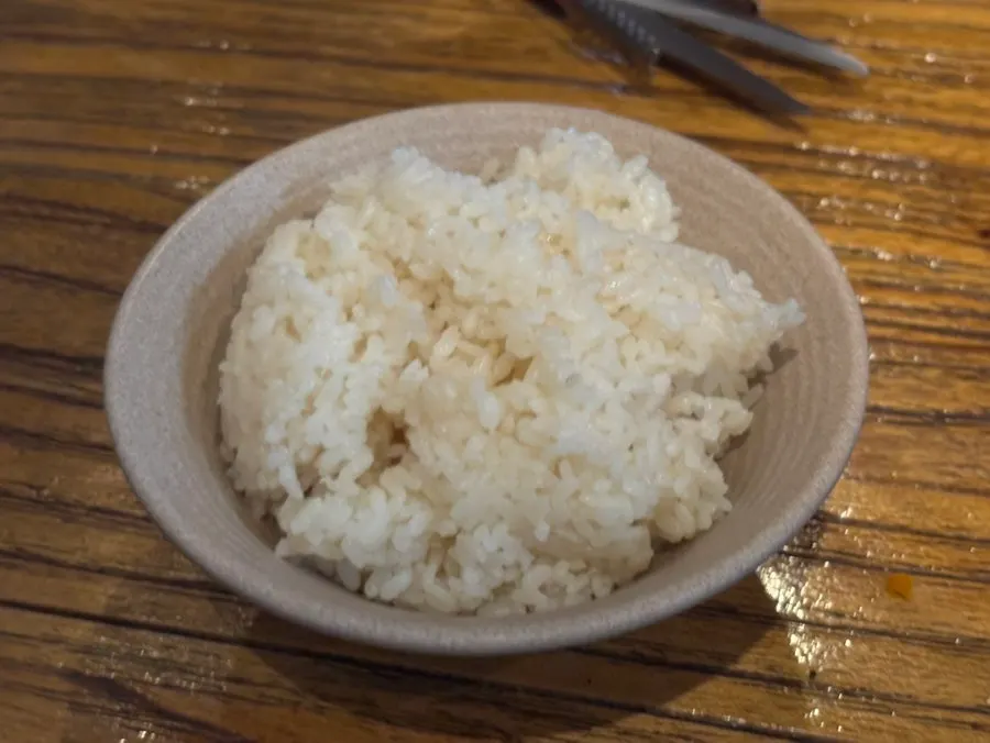 간장소스가 뿌려진 모둠 덴뿌라 클로즈업