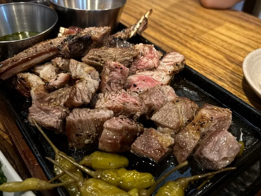 큐브 스테이크로 잘라 놓은 숄더넥 양갈비
