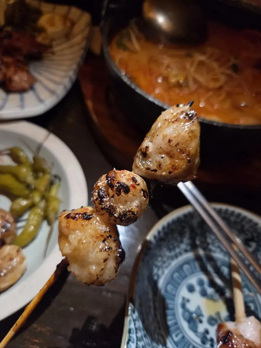 Beef intestine skewers served with pickled hot peppers