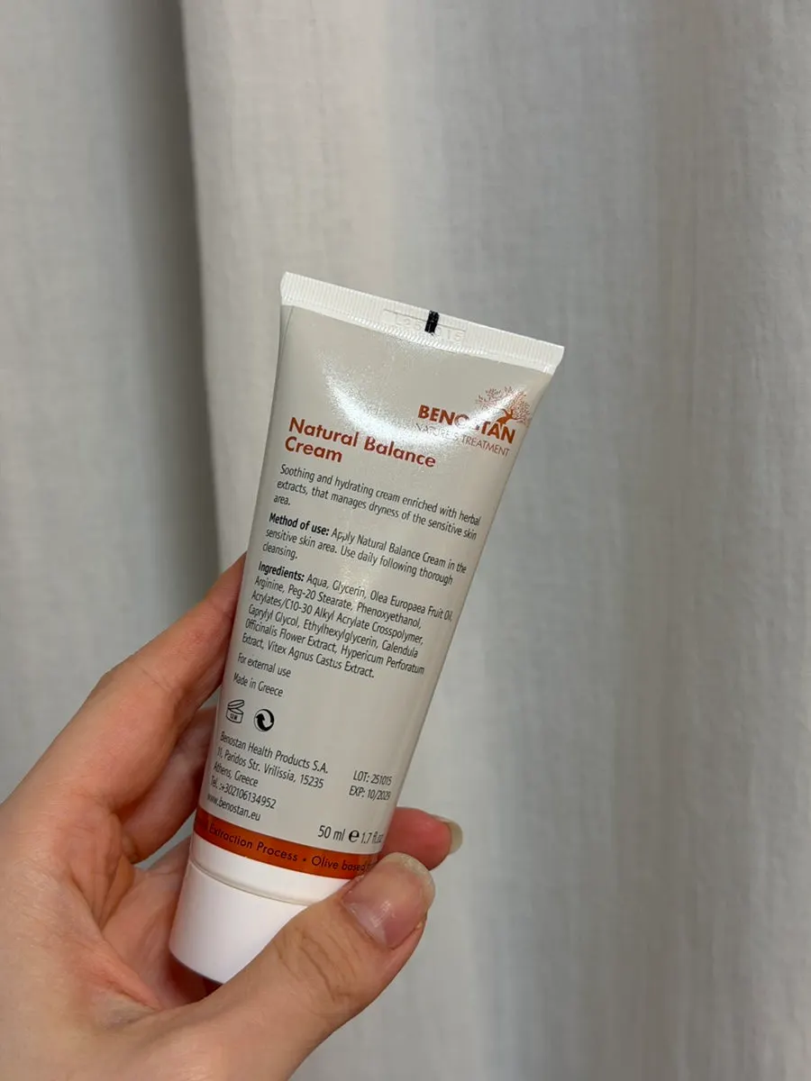 Non-sticky moisturizing cream in use