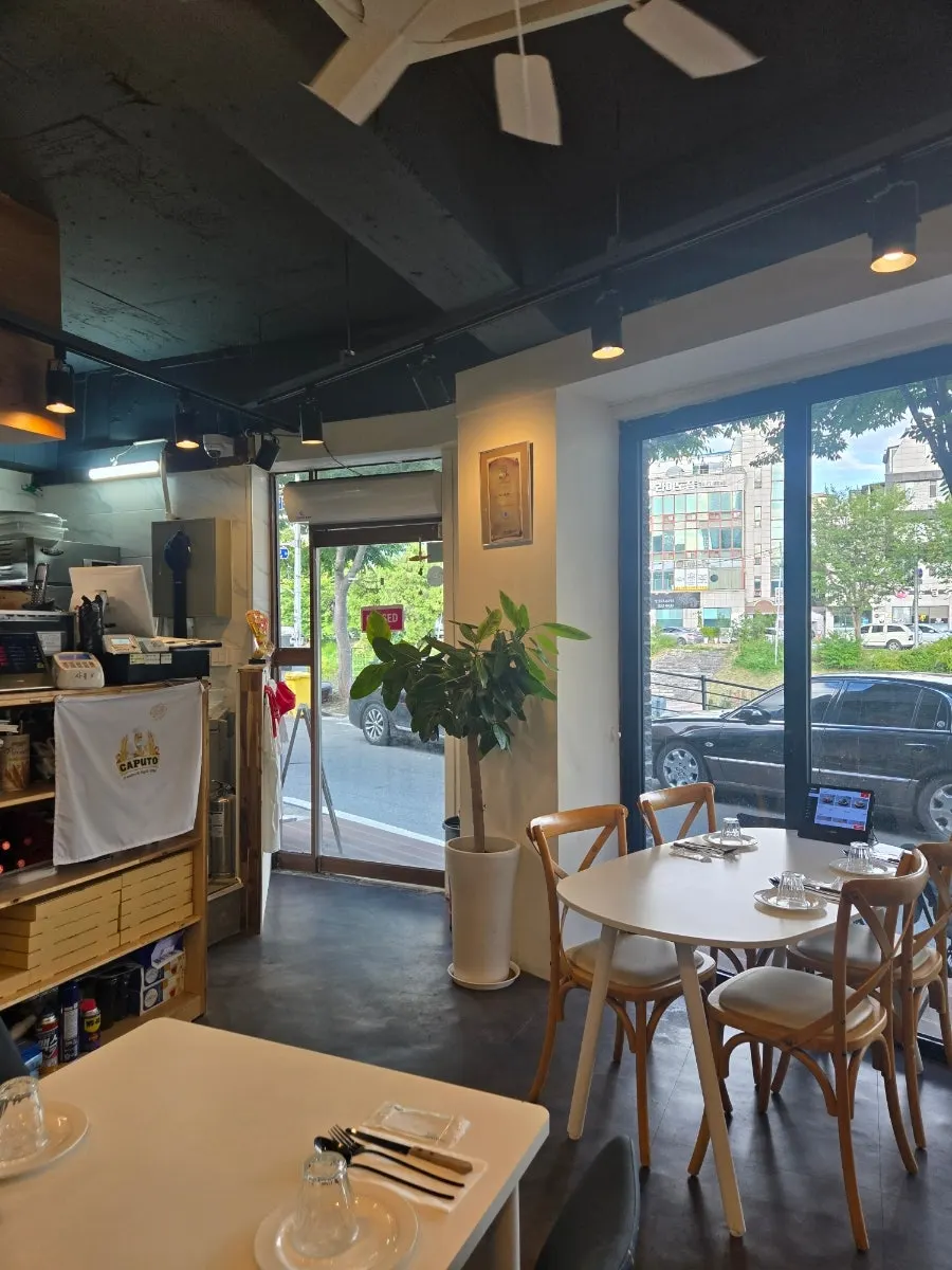 나폴리신부 내부 좌석 배치