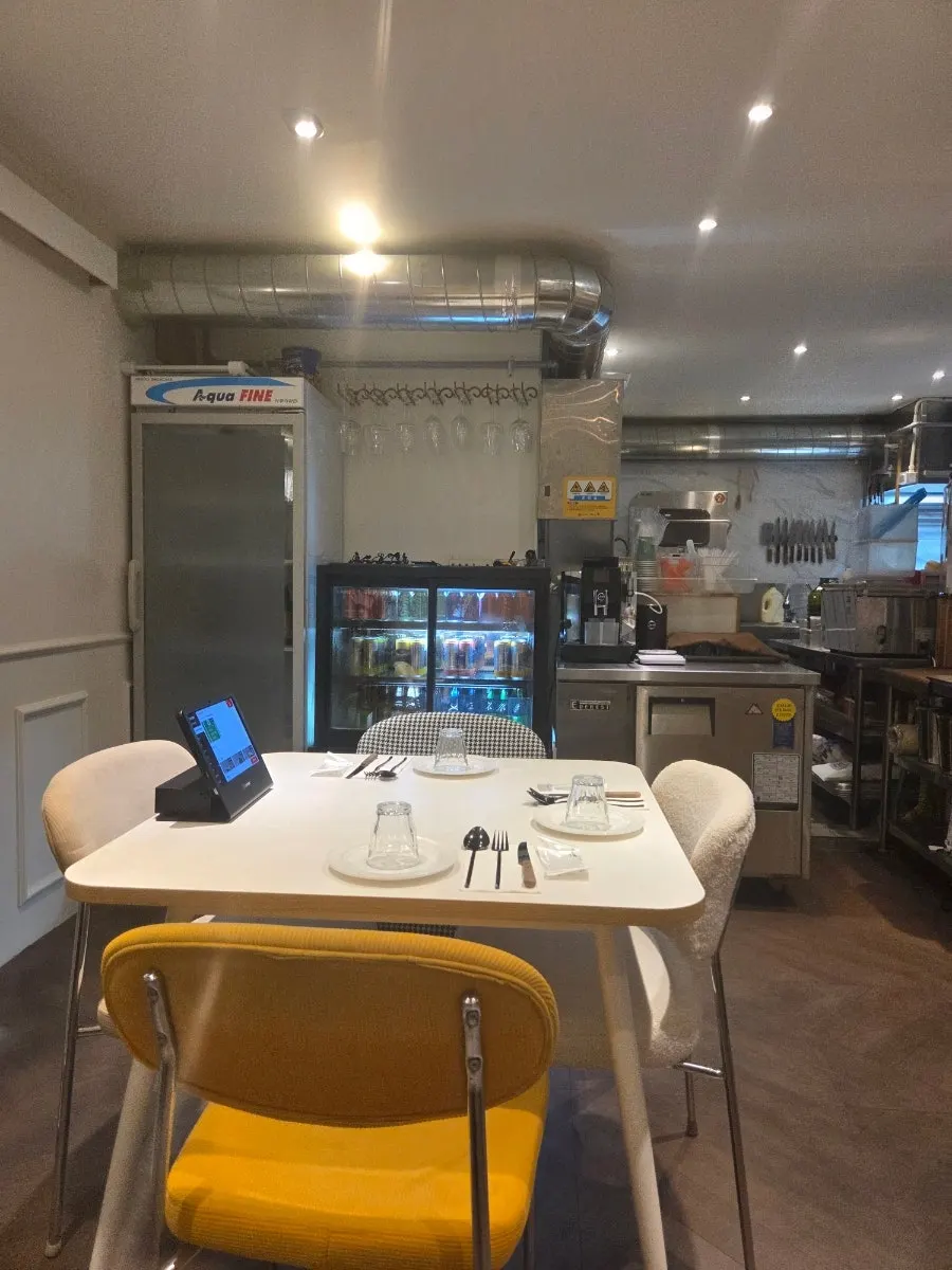 매장 중앙에 자리 잡은 장작 화덕