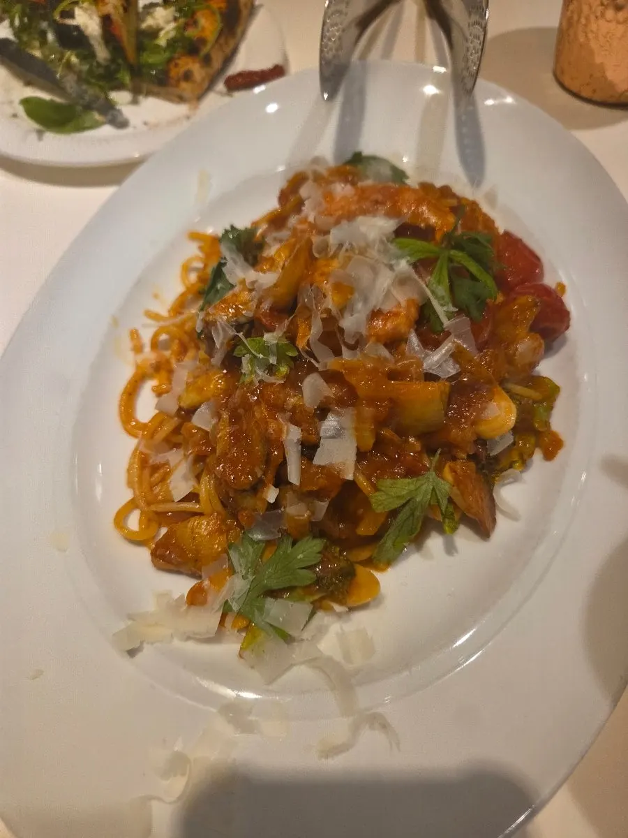 해산물이 듬뿍 담긴 토마토해물스파게티