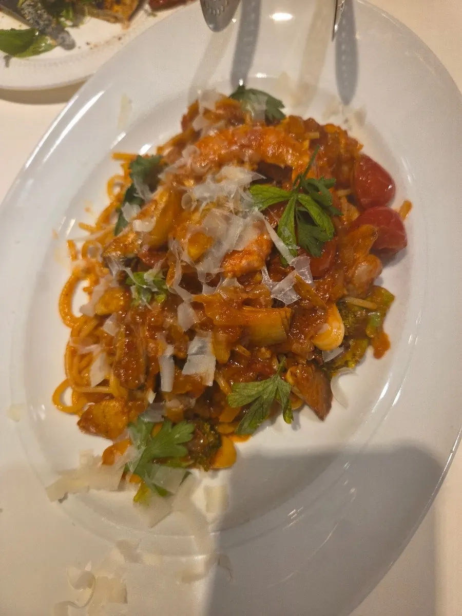화덕 피자와 토마토해물스파게티를 함께 차린 테이블
