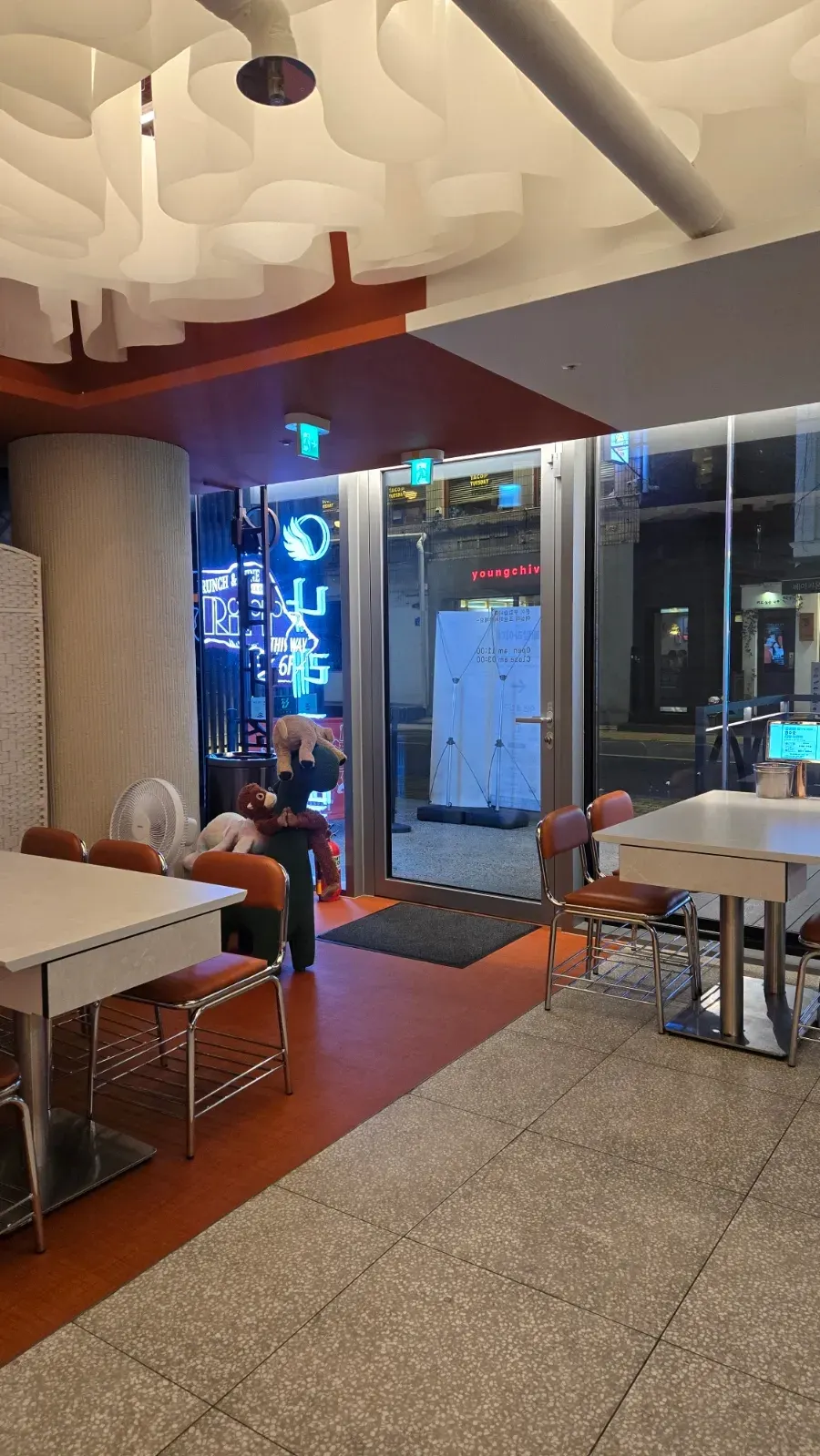Bright, clean interior of Narae Jokbal Songpa